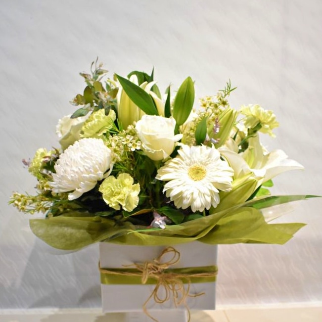 delicate-box-of-whites-luxury-blooms-hampers